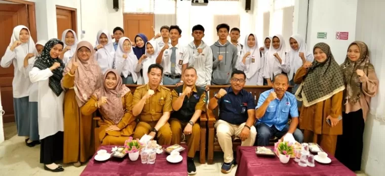 Perwakilan Siswa dan Guru SMA, SMK dan MA  bersama General Manager PT Bukit Asam Unit Pertambangan Ombilin (PTBA-UPO) Yulfaizon usai sosialisasi Bidiksiba 2025.(armadison)