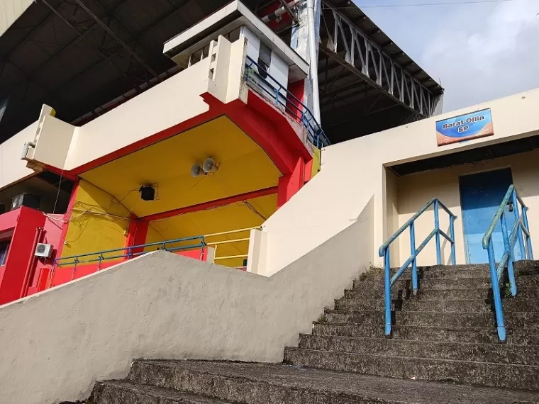Salah satu akses masuk Stadion H. Agus Salim diberi nama Barat Ollin SP difoto Senin (17/2). (dede amri)