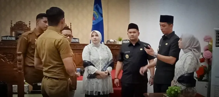 Walikota Riyanda Putra dan Wakil Walikota  Jeffry Hibatullah berbincang dengan Sekretaris dewan Dedi Syahendry usai rapat paripurna di DPRD Sawahlunto.(armadison)