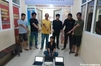 Pelaku curat bersama barang bukti saat diamankan Satreskrim Polres Dharmasraya. ( ist )