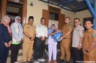 Lansia kurang mampu memperoleh bantuan paket sembako dan uang tunai menjelang lebaran yang simbolisnya diserahkan Wakil Walikota Sawahlunto Jeffry Hibatullah, Kepala Dinsos PMD PPA Efriyanto.(armadison)