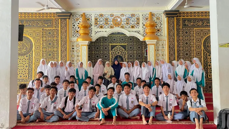 Dosen Universitas Dharma Andalas Motivasi Siswa Kuliah Dengan Beasiswa