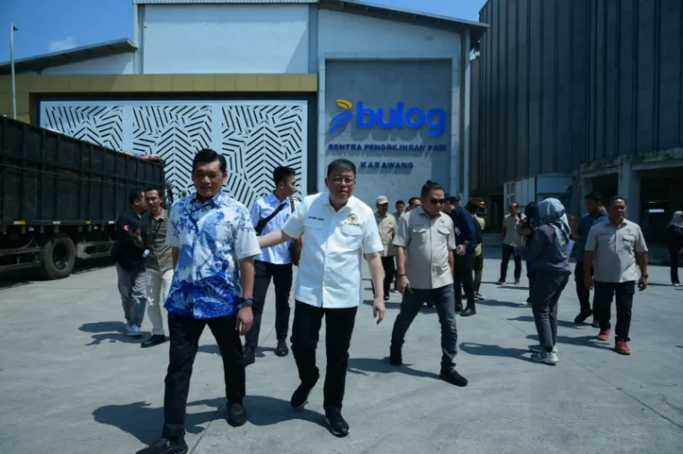 Wakil Ketua Komisi IV DPR RI Alex Indra Lukman saat mengunjungi Sentra Penggilingan Padi, Karawang, Provinsi Jawa Barat, Rabu (30/4).