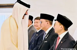 Menyalami Emir Qatar, Sheikh Tamim Bin Hamad Al-Thani