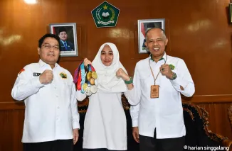 Kebersamaan Khalisa dengan Kakanwil Kemenag Sumbar dan Kakan Kemenag Bukittinggi, usai melepasnya mengikuti kejuaraan pencak silat di Malaysia awal Mei. (ist)