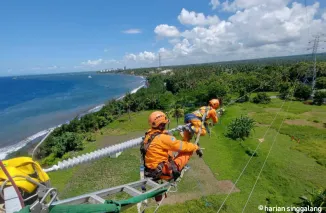 Petugas Pekerjaan Dalam Keadaan Bertegangan (PDKB) ketika melakukan pemeliharaan Saluran Kabel Laut Tegangan Tinggi (SKLT) untuk memastikan keandalan sistem transmisi. (Ist)