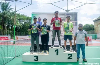 Penyerahan tropy Kejuaraan Daerah (Kejurda) Tenis Lapangan Junior Regional Sumatera 2025 Minggu (20/4) di Lapangan Tenis Outdoor PT Semen Padang.