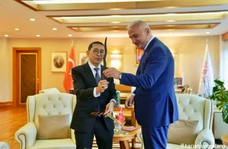 Menteri Kebudayaan Republik Indonesia Fadli Zon, menyerahkan keris kepada Menteri Kebudayaan dan Pariwisata Turkiye, Yang Mulia Mehmet Nuri Ersoy