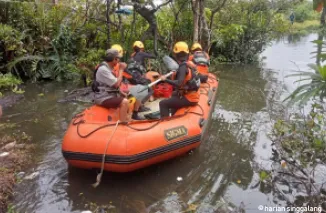 Masyarakat berjibaku mencari korban di terkam buaya, Sukriadi di Sungai Rozak Sikabau, Senin (28/4). (Arafat)
