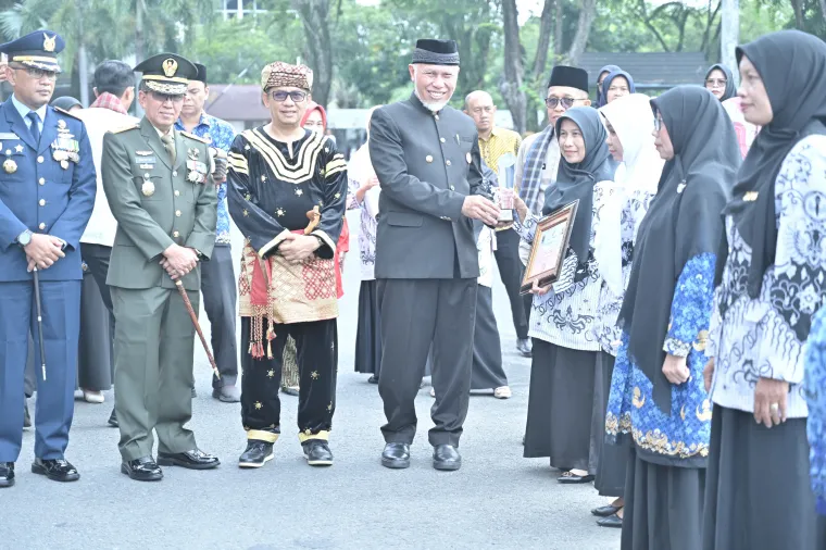 Gubernur Mahyeldimenyerahkan penghargaan pada sekolah katgori Strata Optimal UKS/M 2024 pada Hardiknas 2025 Jumat (2/5).Ist