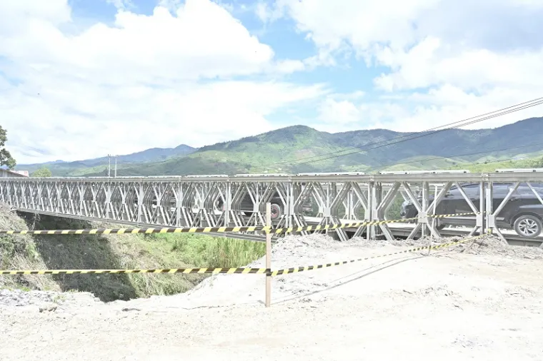 :Jalan lintas dan jembatan sementara penghubung Kabupaten Solok dan Kabupaten Solok Selatan di kawasan Aie Dingin, Sabtu (03/05/2025).ist