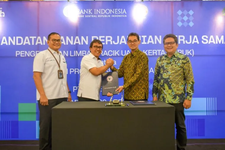 Direktur Operasi PT Semen Padang, Pri Gustari Akbar, tandatangani MoU dengan  Deputi Kepala Perwakilan BI Dandy Indarto Seno, yang disaksikan oleh Kepala Kantor Perwakilan BI Sumbar, M. Abdul Majid Ikram. Ist