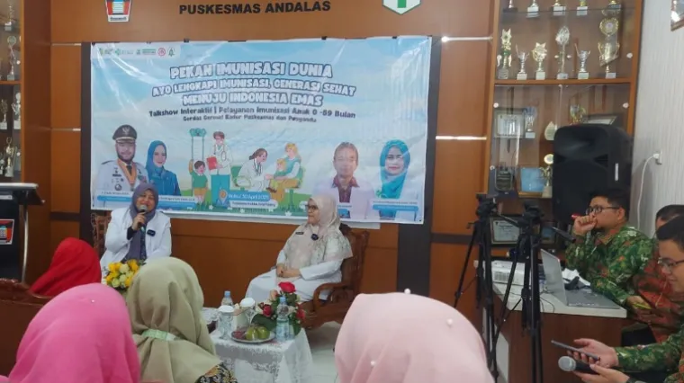 Suasana sosialisasi imunisasi layanan dasar oleh IDAI Sumbar untuk petugas posyandu. (Yuke)