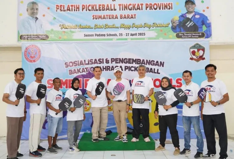 Ketua IPF Sumatera Barat, Tarmizi Mawardi bersama peserta pelatihan wasit dan pelatih tingkat daerah dalam rangka mempersiapkan debut olahraga Pickleball di ajang Pekan Olahraga Provinsi (Porprov) Sumatera Barat 2025.