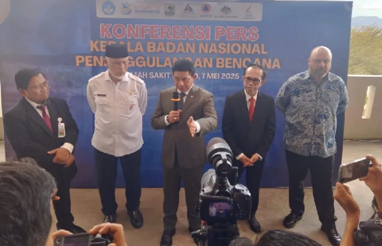 Kepala BNPB, Letjen TNI Suharyanto saat memberi keterangan pers di Unand Padang, 7 Mei 2025. (foto : wahyu)