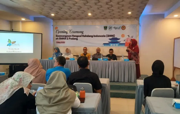 Kepala Biro Pemerintahan dan Otonomi Daerah Sekretariat Daerah Provinsi Sumatera Barat (Sumbar), Ezeddin Zain didampingi Kepala Bagian Kerjasama, Zaki Fahmi Nanda (tengha) pada pembukaan SHHI 2025, Sabtu (3/5/2025). Ist