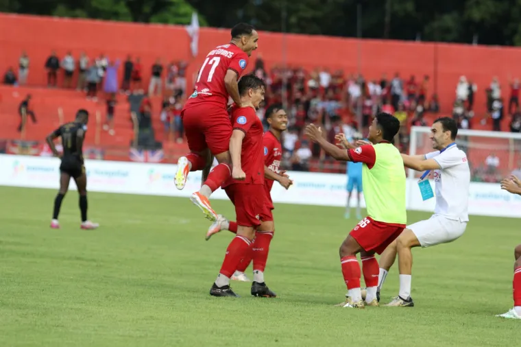 Tin Martic cs., melakukan selebrasi usai mencetak gol penentu kemenangan kala jamu PSIS Semarang pada Pekan 29 Liga 1, 17 April 2024 lalu. Minggu (4/5) besok Tin Martic dkk, menargetkan kemenangan saat jamu Madura United. (mo spfc)