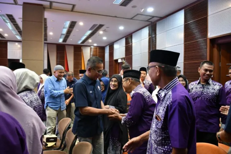 Direktur Utama PT Semen Padang, Indrieffouny Indra, yang didampingi oleh Direktur Keuangan dan Umum Oktoweri, Kepala Departemen Komunikasi dan Hukum Perusahaan, Iskandar Z Lubis, Kepala Departemen Sumber Daya Manusia Juke Ismara melepas karyawan PT Semen