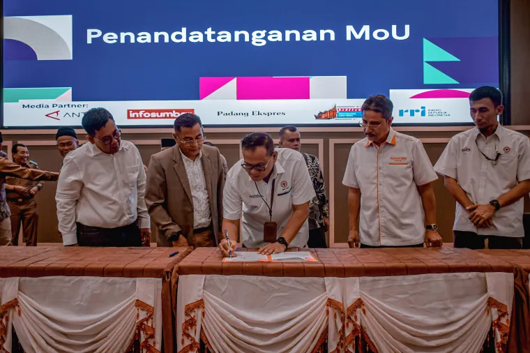 MoU Program BANGSA ditandatangani oleh Kepala Departemen Komunikasi &amp; Hukum Perusahaan PT Semen Padang, Iskandar Z Lubis, dan Direktur PNP, Surfa Yondri.