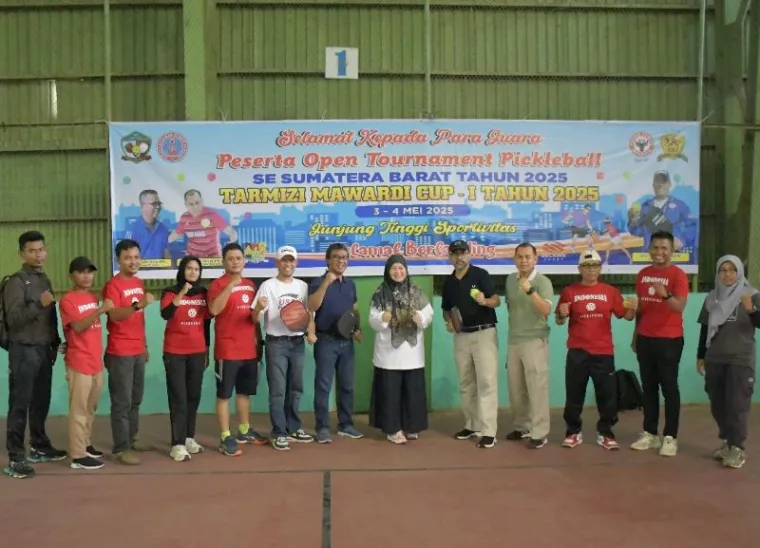 Kepala Dinas Pemuda dan Olahraga (Dispora) Sumbar, Meifrizon, yang melakukan pemukulan bola pertama bersama Anggota DPR RI Nevi Zuairina, Direktur Operasi PT Semen Padang Pri Gustari Akbar, dan Ketua Pengprov IPF Sumbar Tarmizi Mawardi. Ist