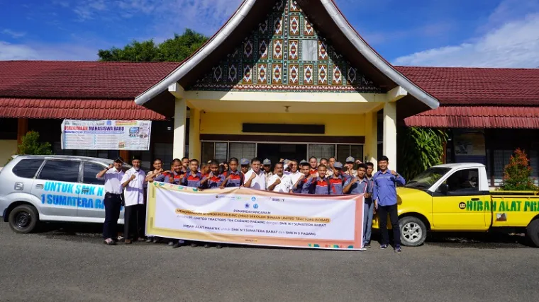 United Tractors Padang Hibahkan Alat Praktik dan Teken MoU dengan SMK di Sumbar