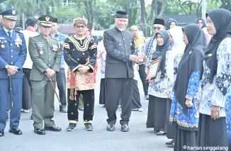 Gubernur Mahyeldimenyerahkan penghargaan pada sekolah katgori Strata Optimal UKS/M 2024 pada Hardiknas 2025 Jumat (2/5).Ist