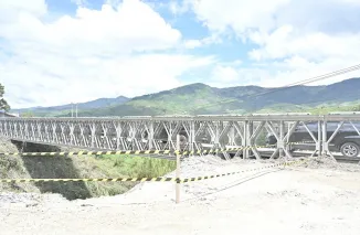 :Jalan lintas dan jembatan sementara penghubung Kabupaten Solok dan Kabupaten Solok Selatan di kawasan Aie Dingin, Sabtu (03/05/2025).ist