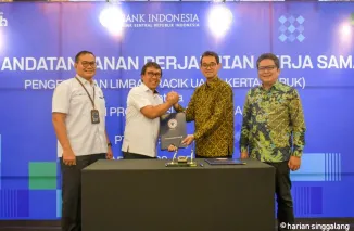 Direktur Operasi PT Semen Padang, Pri Gustari Akbar, tandatangani MoU dengan  Deputi Kepala Perwakilan BI Dandy Indarto Seno, yang disaksikan oleh Kepala Kantor Perwakilan BI Sumbar, M. Abdul Majid Ikram. Ist