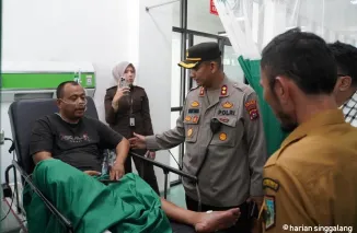 Kapolres AKBP Kartyana Widiarso Wardoyo Putro saat menjenguk korban di RSUD Padang Panjang. (Kominfo)