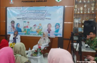 Suasana sosialisasi imunisasi layanan dasar oleh IDAI Sumbar untuk petugas posyandu. (Yuke)