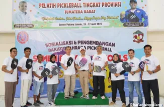 Ketua IPF Sumatera Barat, Tarmizi Mawardi bersama peserta pelatihan wasit dan pelatih tingkat daerah dalam rangka mempersiapkan debut olahraga Pickleball di ajang Pekan Olahraga Provinsi (Porprov) Sumatera Barat 2025.