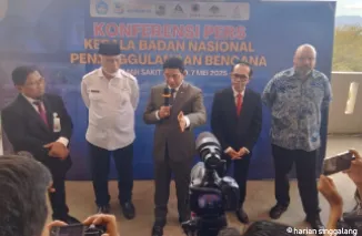 Kepala BNPB, Letjen TNI Suharyanto saat memberi keterangan pers di Unand Padang, 7 Mei 2025. (foto : wahyu)