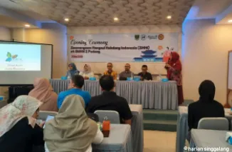 Kepala Biro Pemerintahan dan Otonomi Daerah Sekretariat Daerah Provinsi Sumatera Barat (Sumbar), Ezeddin Zain didampingi Kepala Bagian Kerjasama, Zaki Fahmi Nanda (tengha) pada pembukaan SHHI 2025, Sabtu (3/5/2025). Ist