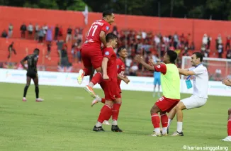 Tin Martic cs., melakukan selebrasi usai mencetak gol penentu kemenangan kala jamu PSIS Semarang pada Pekan 29 Liga 1, 17 April 2024 lalu. Minggu (4/5) besok Tin Martic dkk, menargetkan kemenangan saat jamu Madura United. (mo spfc)