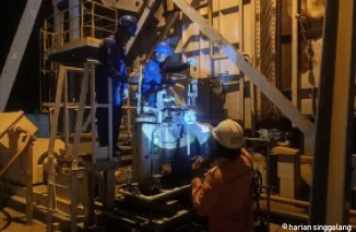 Petugas PLN Bali saat melakukan perbaikan sistem kelistrikan pada Jumat (2/5) malam, memastikan gangguan dapat dipulihkan secepatnya.