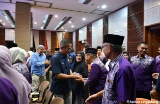 Direktur Utama PT Semen Padang, Indrieffouny Indra, yang didampingi oleh Direktur Keuangan dan Umum Oktoweri, Kepala Departemen Komunikasi dan Hukum Perusahaan, Iskandar Z Lubis, Kepala Departemen Sumber Daya Manusia Juke Ismara melepas karyawan PT Semen