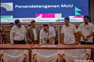 MoU Program BANGSA ditandatangani oleh Kepala Departemen Komunikasi & Hukum Perusahaan PT Semen Padang, Iskandar Z Lubis, dan Direktur PNP, Surfa Yondri.