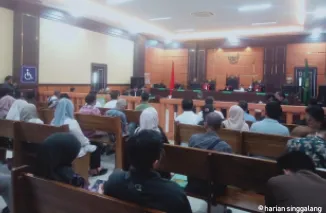 Sidang kasus dugaan pembunuhan dengan terdakwa AKP Dadang Iskandar, Rabu (7/5) di Pengadilan Negeri Padang. Dalam sidang kasus polisi tembak polisi ini JPU menjerat terdakwa dengan empat dakwaan.