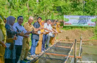 Kepala Dinas Perikanan dan Pangan (DPP) Kota Padang Alfian, Kabid Budidaya DKP Sumbar Nopianti, perwakilan DLH Kota Padang, akademisi Departemen Biologi FMIPA Unand Dr. Resti Rahayu serta Kepala Seksi TJSL Unit CSR PT Semen Padang Edi Fahrizal. Ist