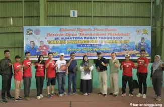 Kepala Dinas Pemuda dan Olahraga (Dispora) Sumbar, Meifrizon, yang melakukan pemukulan bola pertama bersama Anggota DPR RI Nevi Zuairina, Direktur Operasi PT Semen Padang Pri Gustari Akbar, dan Ketua Pengprov IPF Sumbar Tarmizi Mawardi. Ist